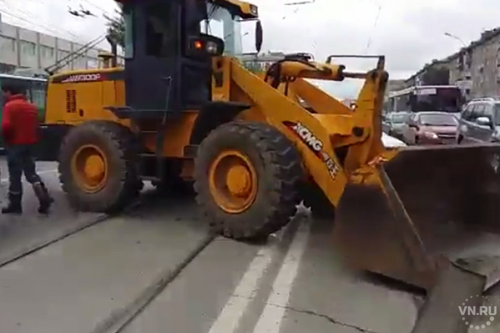 Трактор без тормозов заблокировал движение на Дуси Ковальчук