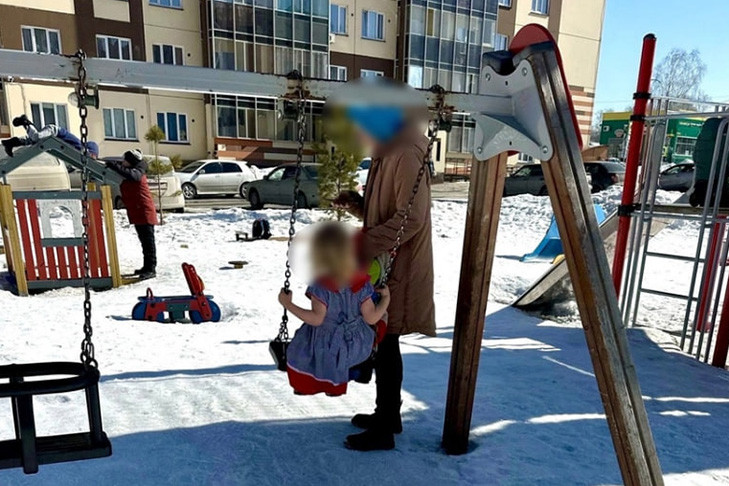 В одном платье вывела загорать дочку на площадку жительница Новосибирска