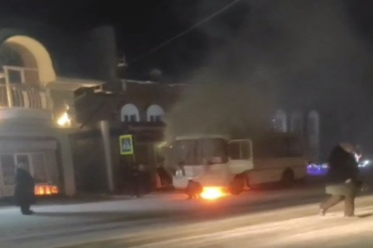 Пассажирский автобус загорелся в центре Чулыма
