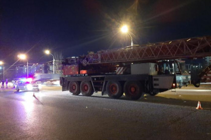 Мужчина перебегал улицу Большевистскую в неположенном месте и погиб под колесами автокрана