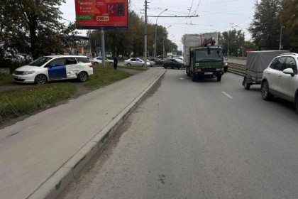 Скорая увезла двухлетнюю девочку после ДТП в Новосибирске
