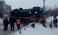 Поезд врезался в автомобиль на железнодорожном переезде в Новосибирске