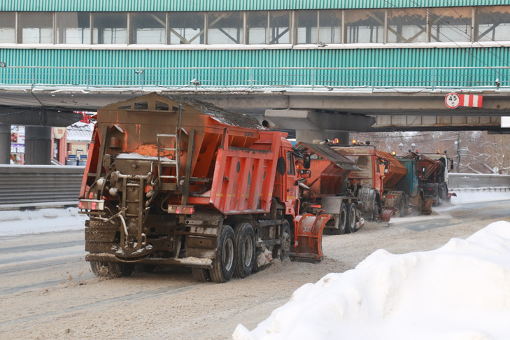 На усиленный режим работы перевели технику дорожные службы Новосибирской области