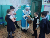 Пятерки на мандарины и конфеты обменяли в Витинской школе