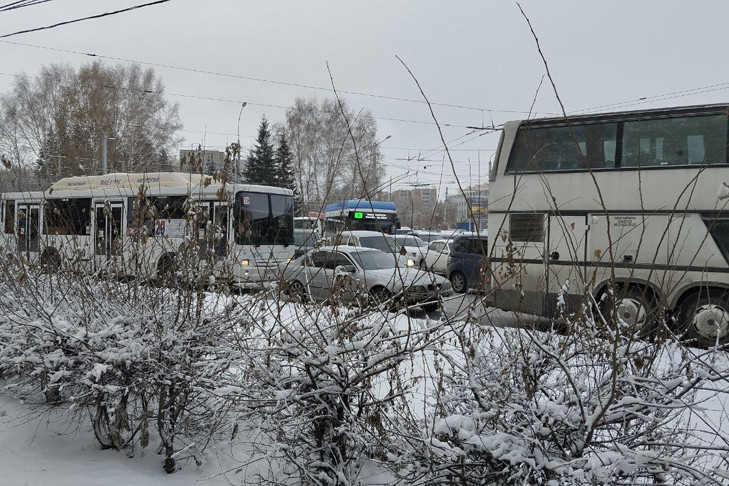 «С Затулинки невозможно уехать»: гигантские пробки сковали Новосибирск