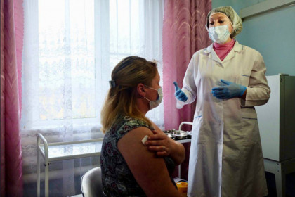 Кому поставят обязательную прививку от COVID-19 в Новосибирске – полный список