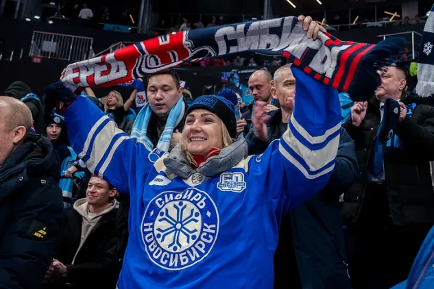 Самые красивые болельщицы пришли на первое дерби «Сибирь» – «Авангард»