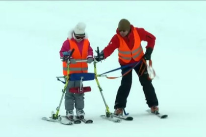 Тренеры учат детей с ДЦП кататься на горных лыжах в Новосибирске