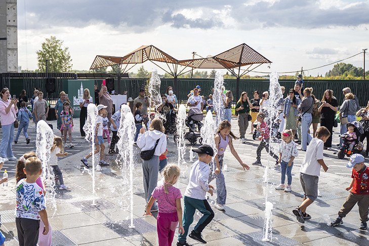 Праздник для новоселов: в экоквартале «На Кедровой» заработал сухой фонтан