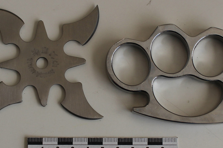 Вооруженную сюрикеном и кастетом девушку задержали в аэропорту Новосибирска