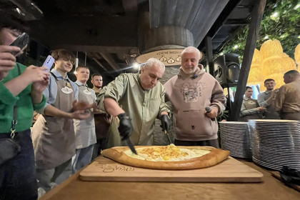 Сосо Павлиашвили угостил новосибирцев гигантским хачапури в знак дружбы