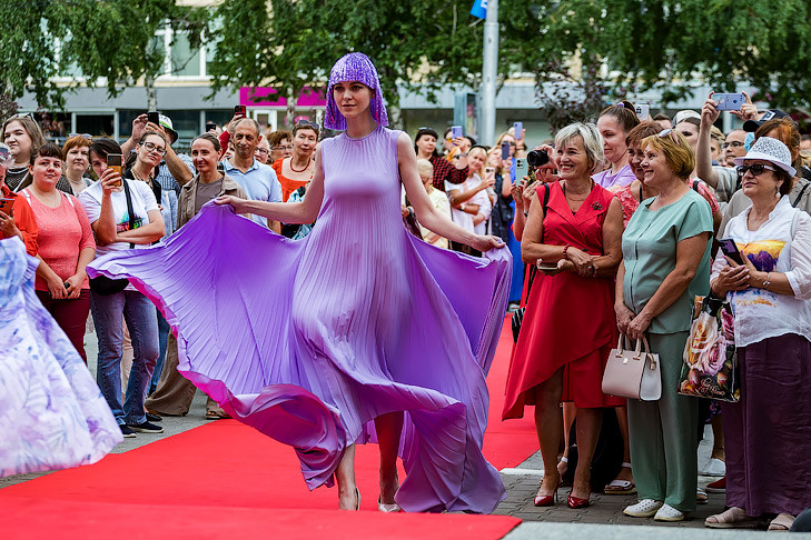 Красотки показали «Моду на Красном» в честь празднования Дня города Новосибирска