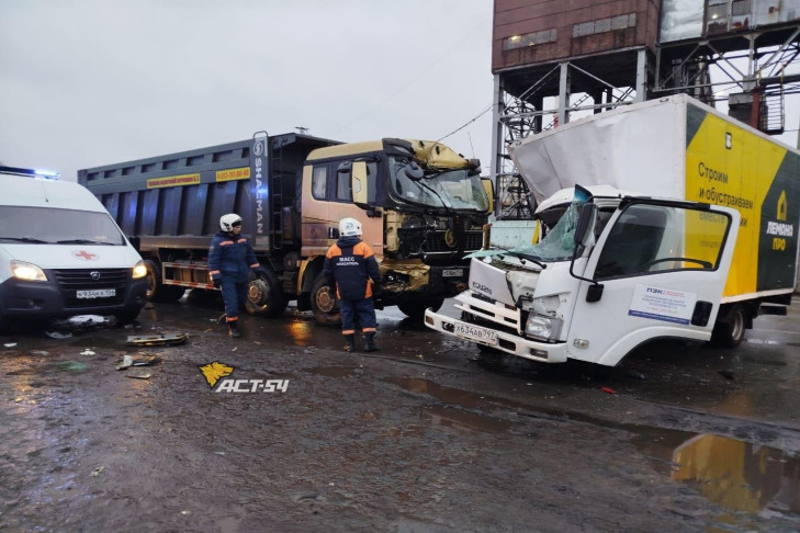 Фургон и самосвал столкнулись нос к носу на улице Большой в Новосибирске