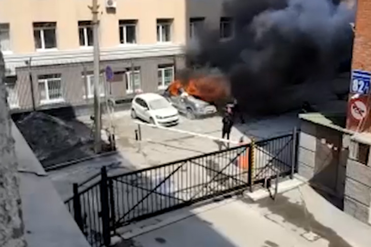 Автомобиль Hyundai Tucson сгорел дотла возле Института ФСБ в Новосибирске