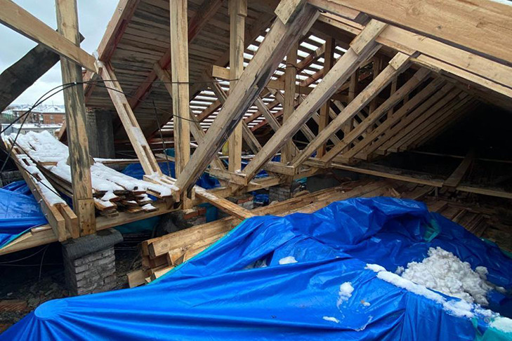 Рабочий сорвался с крыши пятиэтажного дома в Новосибирске