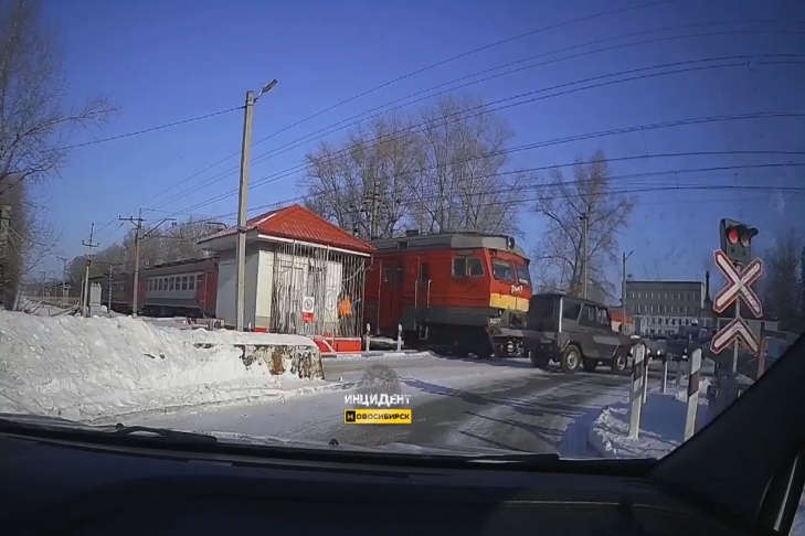 Минтранс прокомментировал столкновение электрички с УАЗом в Новосибирске