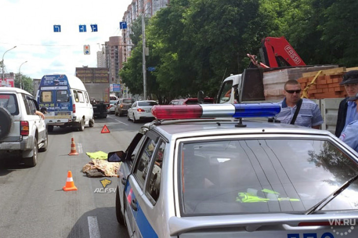 Тяжелая фура не оставила шансов перебегавшему пешеходу