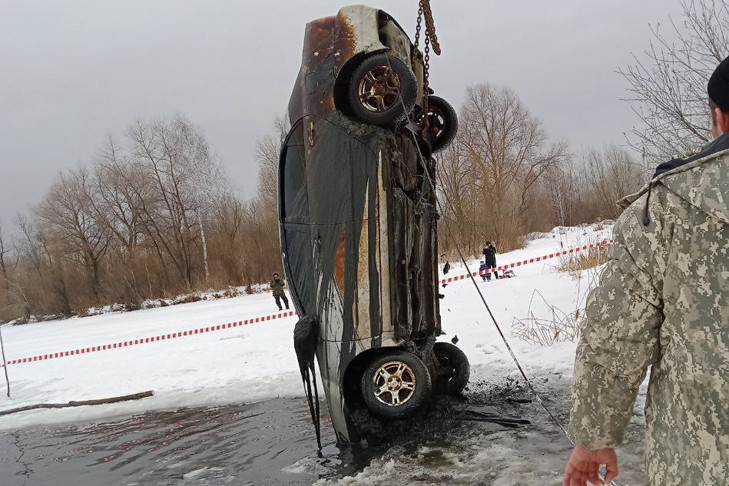 Под Новосибирском водолазы подняли со дна озера автомобиль с трупом мужчины