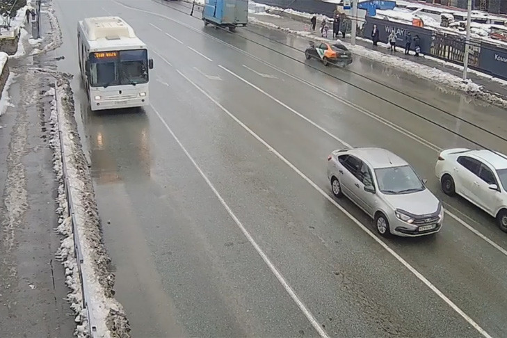 В Новосибирске каршеринговый Volkswagen врезался в троллейбус: семья в больнице