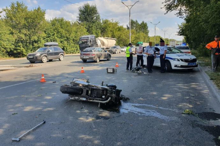 Мотоциклист  на Бердском шоссе получил смертельные травмы после столкновения с Audi и деревом