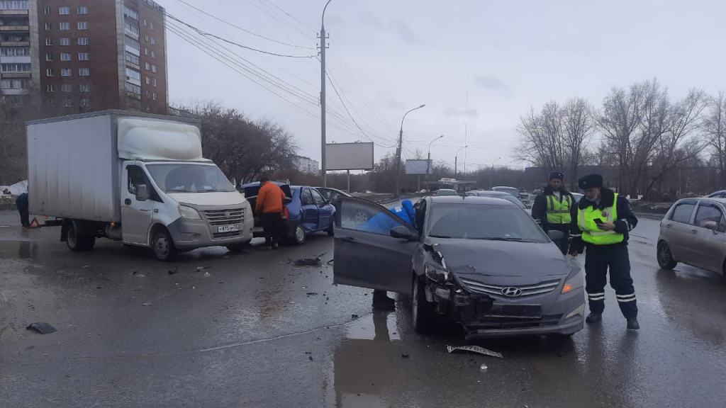 Ребенок пострадал при столкновении трех автомобилей в Новосибирске 