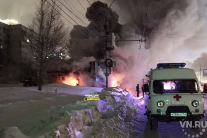 Похоронный дом с гробами и венками выгорел дотла в Новосибирске