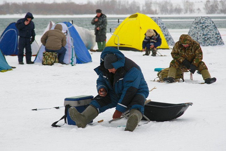 Рейд по рыбакам зима. Спасатели инструктируют рыбаков Новосибирск. Зимняя рыбалка Рыбак бурит лунку картинки.