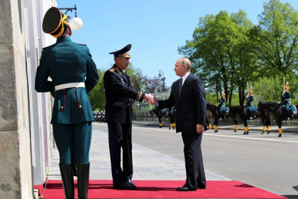 Двери Путину открыл на инаугурации юноша из Сузуна
