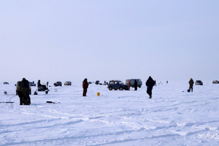 25 машин устроили стоянку на льду Обского моря