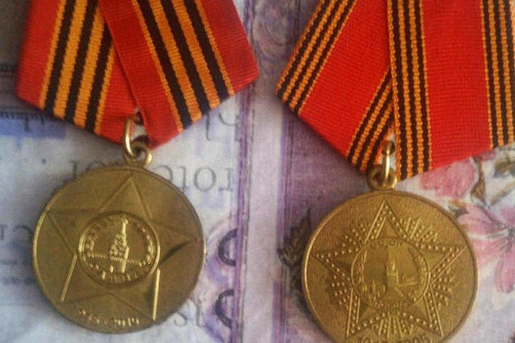Медали ветерана ВОВ нашел водитель мусоровоза на помойке в Бердске