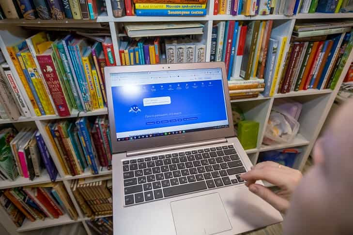 В Новосибирске учитель-игроман сдал в ломбард более 30 школьных ноутбуков
