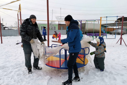 Детскую площадку на личные средства оборудовали жители Коченево