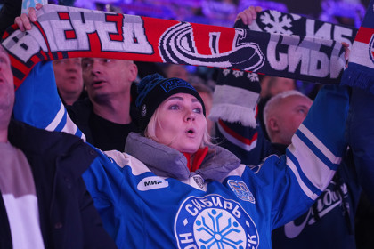 Самые красивые болельщицы пришли на первое дерби «Сибирь» – «Авангард»