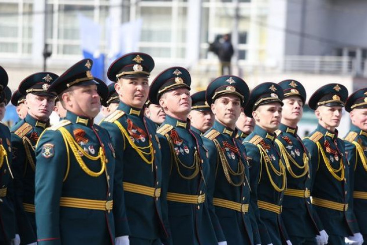Парад Победы идет на главной площади Новосибирска 
