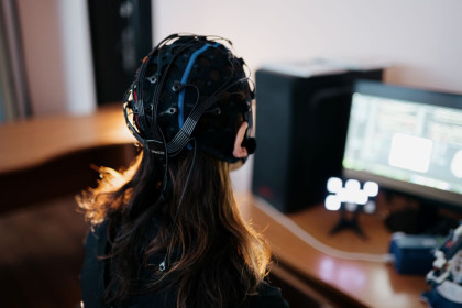 Ученые НГТУ научились управлять роборукой с помощью сигналов мозга