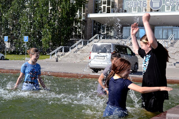 Купаться в фонтанах начали жители Новосибирска из-за аномальной жары