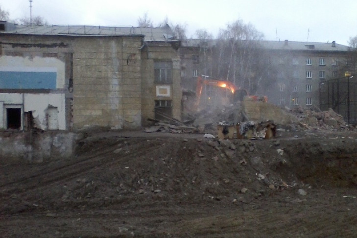 Второй этап сноса школы №54 начался в Новосибирске   