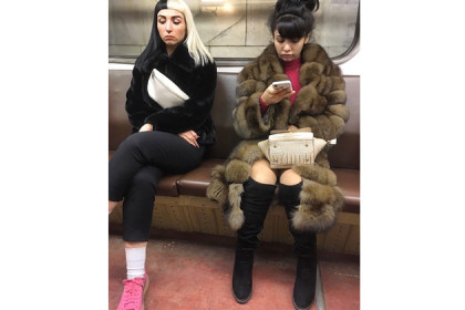 Две секси-модницы стали героинями метро Новосибирска
