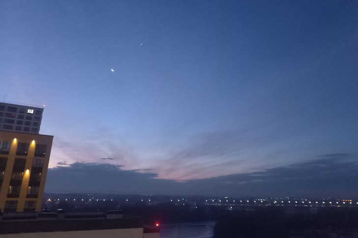Венера и Луна встретились в небе над Новосибирском