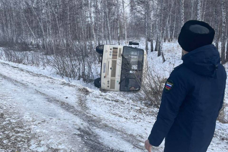 Автобус с пассажирами перевернулся под Новосибирском