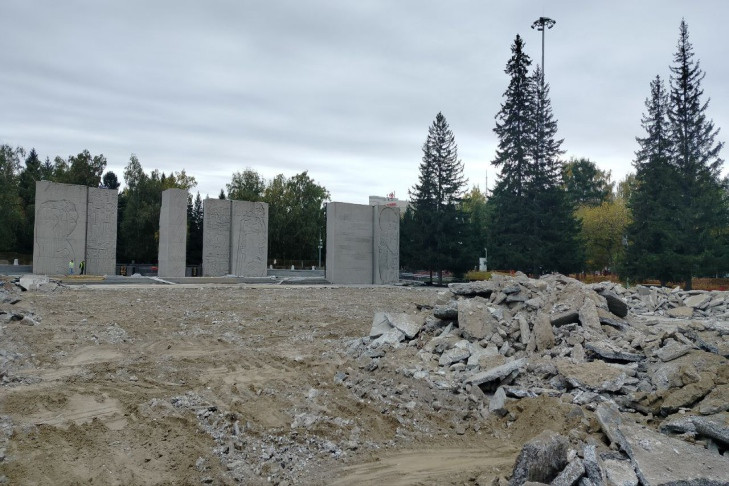 Площадь перед Вечным огнем Монумента Славы разобрали в Новосибирске