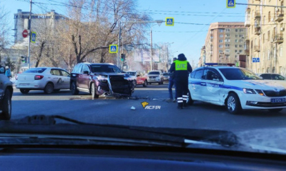 В Новосибирске внедорожник врезался в автомобиль ДПС на перекрёстке