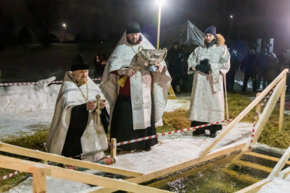 Около тысячи новосибирцев решились окунуться в прорубь в крещенскую ночь-2026
