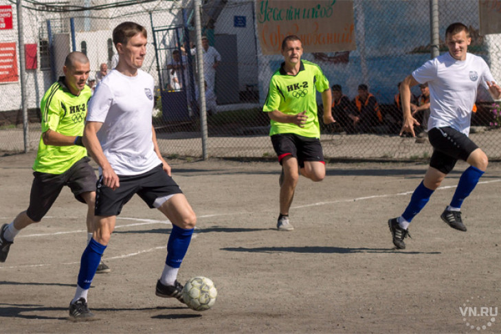 Пять мячей забили зэкам футболисты «Новосибирска»