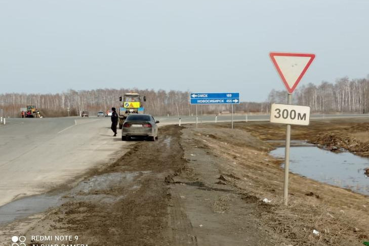 Водитель Мерседеса не пропустил грузовик на трассе в Татарском районе и умер