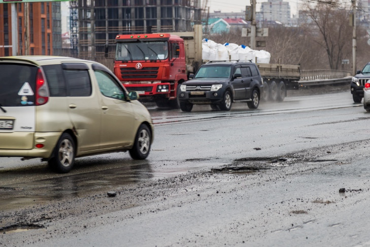 Отремонтировать дороги к 1 мая распорядился мэр Новосибирска