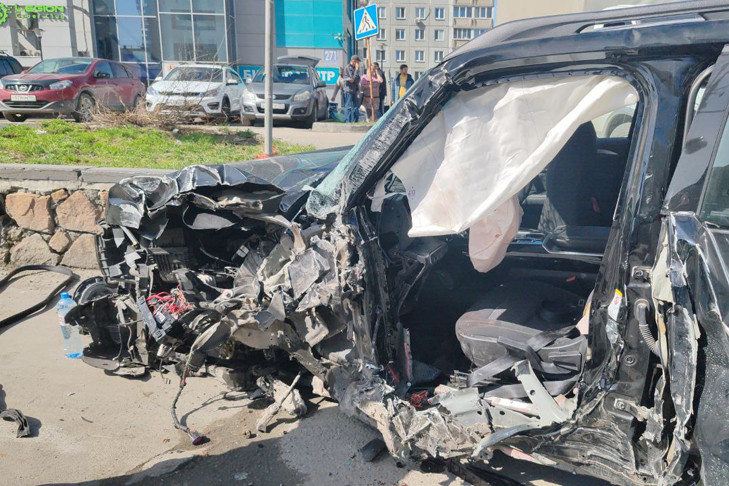 Китайский кроссовер разорвало на части в ДТП на Ипподромской Новосибирска