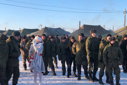 Снегурочка и Дед Мороз пришли к мобилизованным в Новосибирске