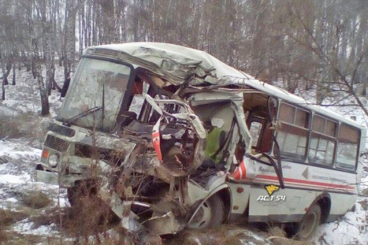Пассажирский автобус попал в ДТП в НСО: водитель погиб