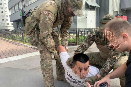 В Новосибирске пограничники скрутили мигранта в футболке с надписью «Легенда»